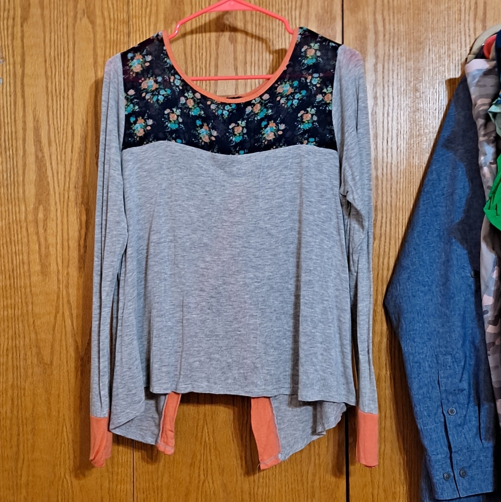 💚Rue21 Split back long sleeve top Large